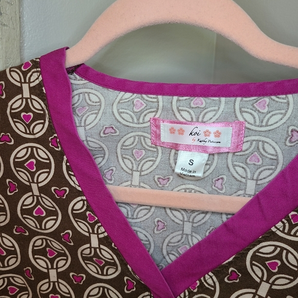 Koi♡Front tie v-neck heart butterfly scrub top - Picture 2 of 4